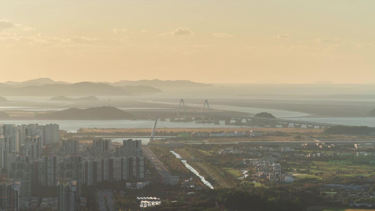 白天，西海附近青罗国际城的天马山、观景台、多功能公寓和永宗大桥/韩国仁川视频素材