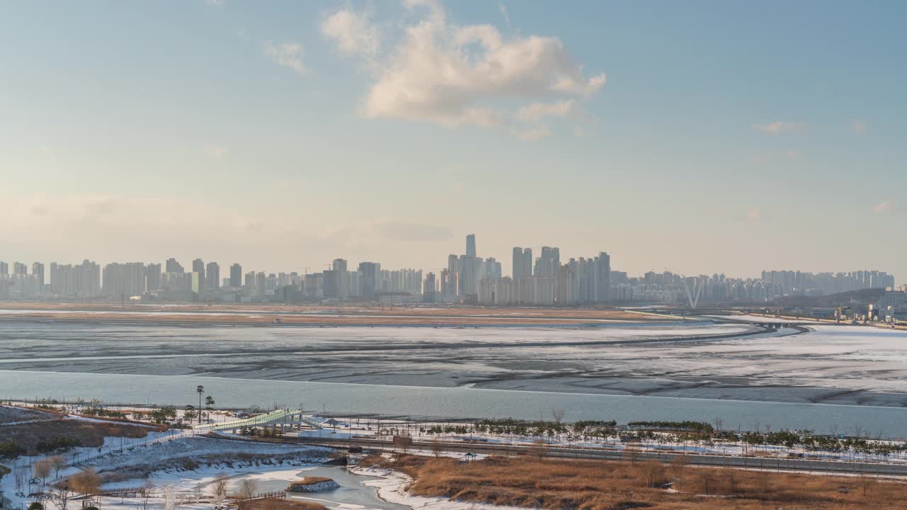 冬季白天，西海附近松岛国际商圈的浦项制铁大厦和多功能公寓/韩国仁川视频素材