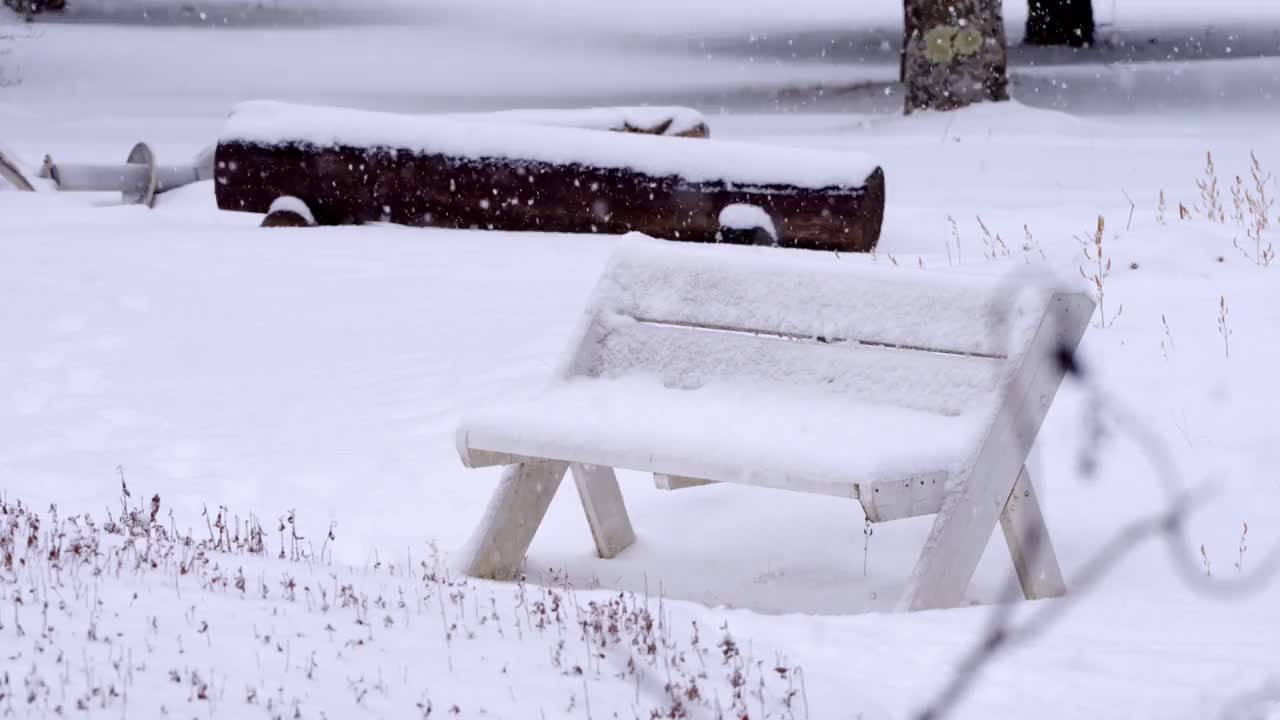 韩国江原道平昌郡冬季长凳和大关岭山口的雪景视频素材