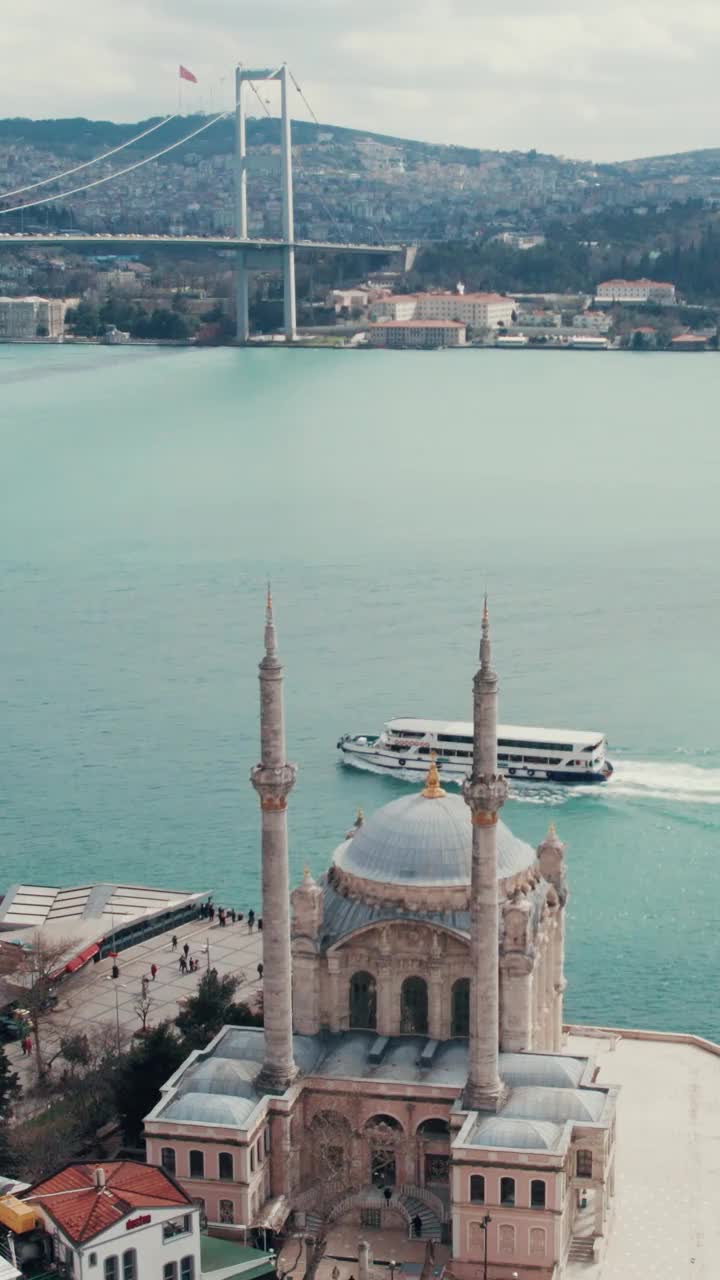 Ortakoy mosque and Bosphorus Bridge in İstanbul bosphorus视频素材