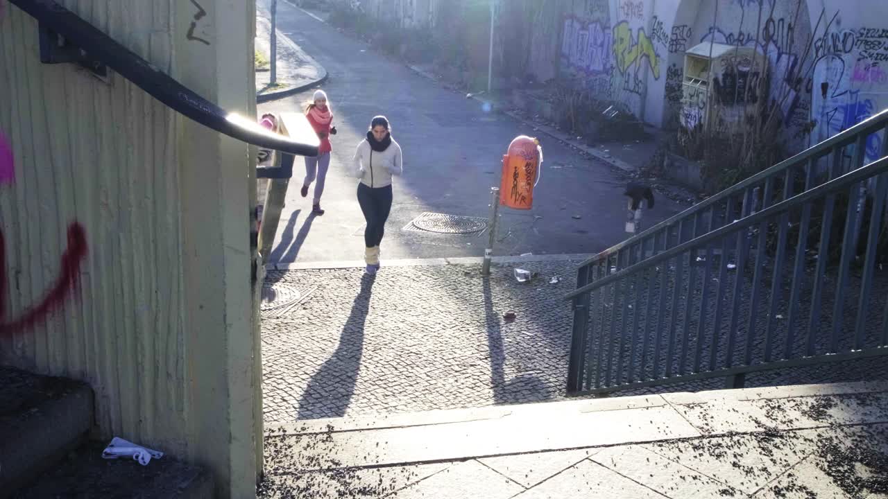 一群女人跑楼梯健身视频素材