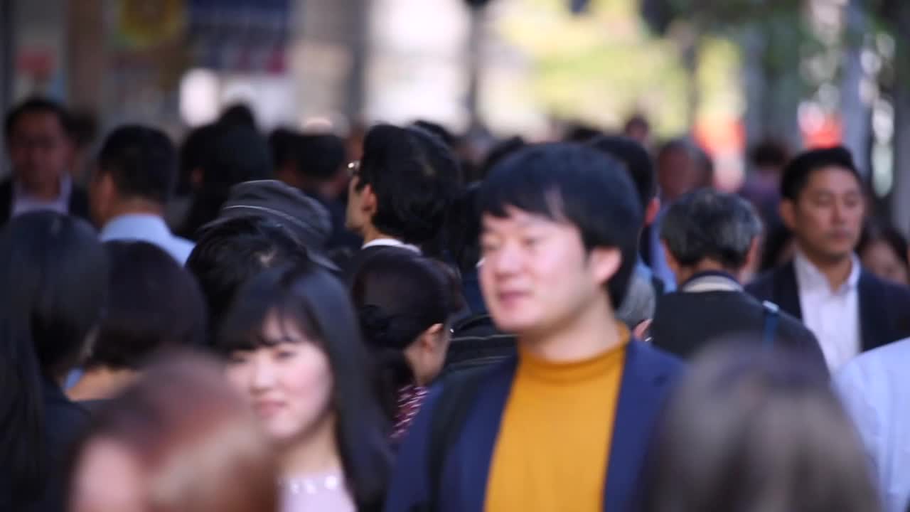 东京的日本人。商业区。高峰时间人们走在人行道上。日本视频素材