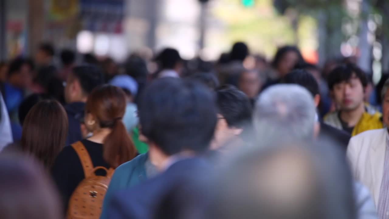 东京的日本人。商业区。高峰时间人们走在人行道上。日本视频素材