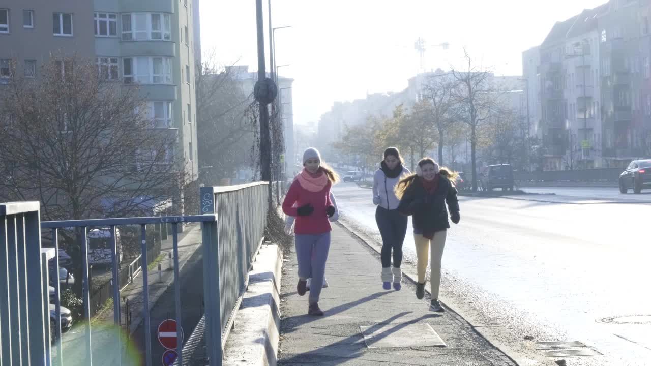 两个女人在寒冷的日子里慢跑视频素材