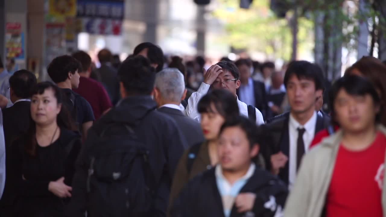 东京的日本人。商业区。高峰时间人们走在人行道上。日本视频素材