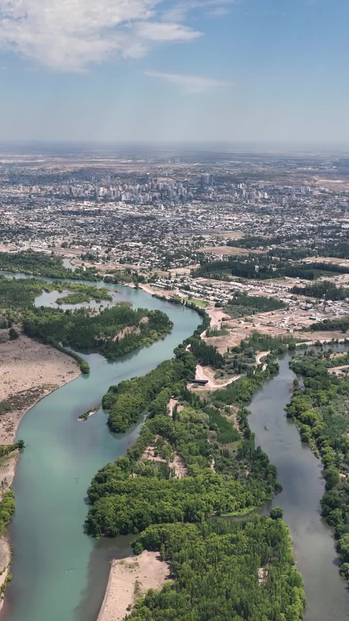 内乌根市的鸟瞰图。左边是利梅河，右边是内乌肯河。河流开始混合，你可以看到不同的调性，诞生了里约热内卢内格罗河视频素材