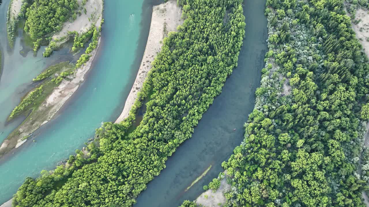 利梅河和内乌肯河汇合处的抓拍镜头和内乌肯市在巨大的夏季雷暴下的最后镜头。视频素材