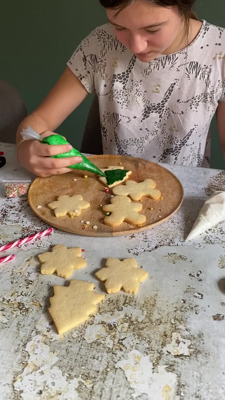 十几岁的女孩在家里装饰圣诞饼干视频下载