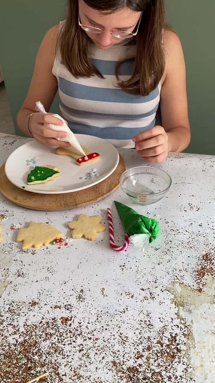 十几岁的女孩在家里装饰圣诞饼干视频下载