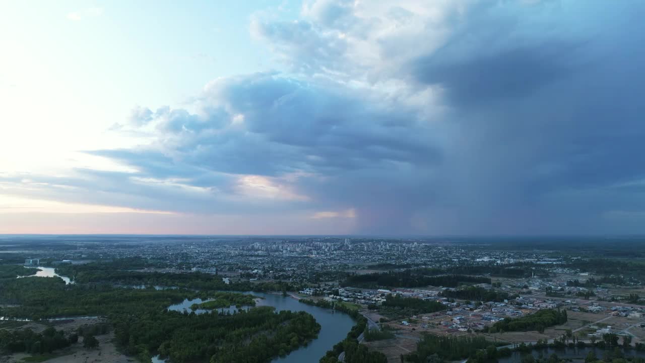 内乌根市的高空鸟瞰图，周围环绕着大雷暴云下流动的水。视频素材