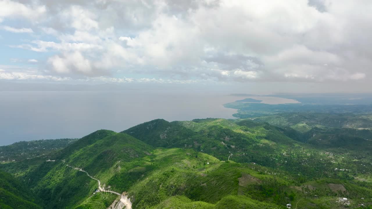 岛屿的海岸线和蓝色的大海。视频素材