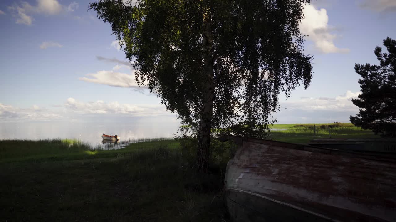 夏天在波罗的海的波浪上的渔船视频素材