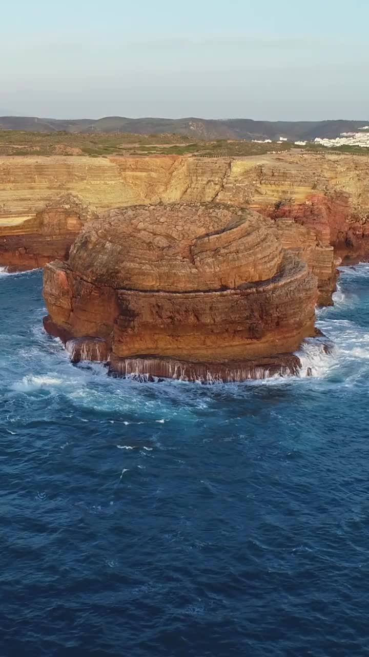 葡萄牙大西洋沿岸岩石的航拍图视频素材