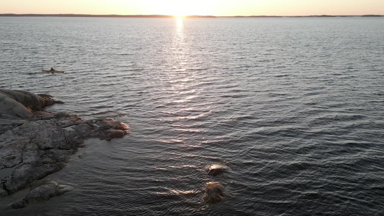 日落时分在海上划皮艇的人视频素材