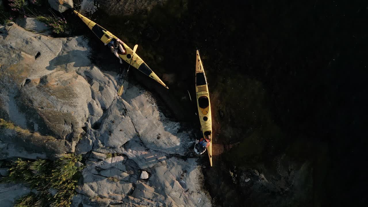 空中MS皮划艇在岩石海岸视频素材