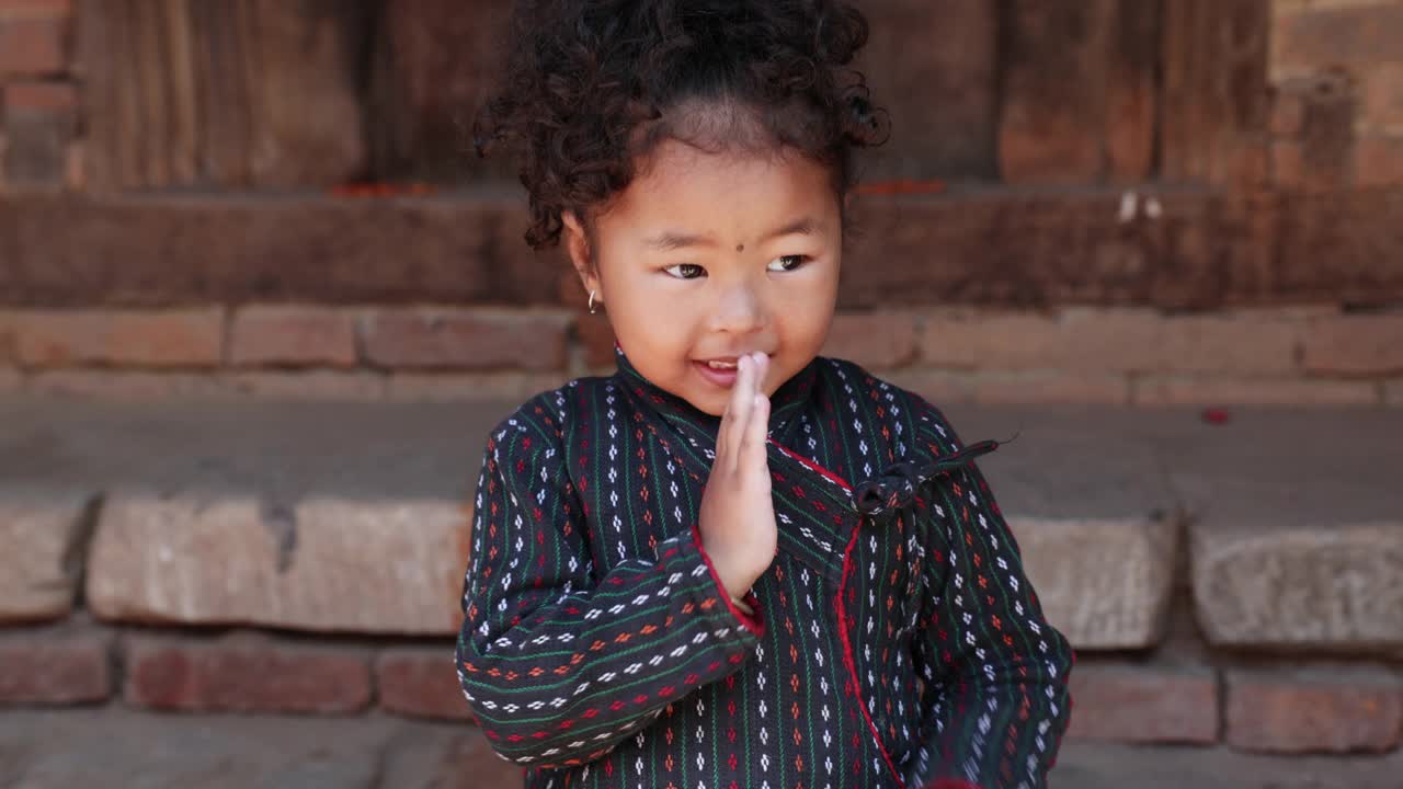 一个尼泊尔小女孩的肖像，摄于尼泊尔的巴克塔普尔视频素材