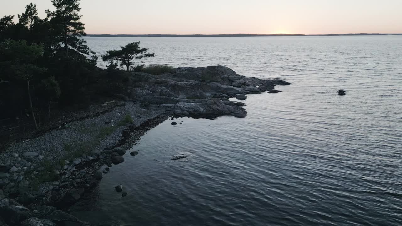 WS HA皮划艇在岩石海岸日落视频素材