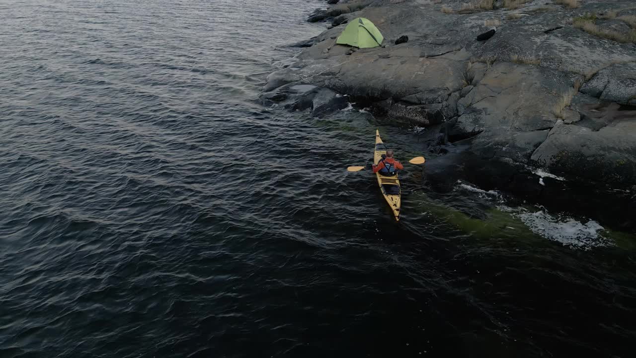 空中MS WS皮划艇在岩石海岸视频素材