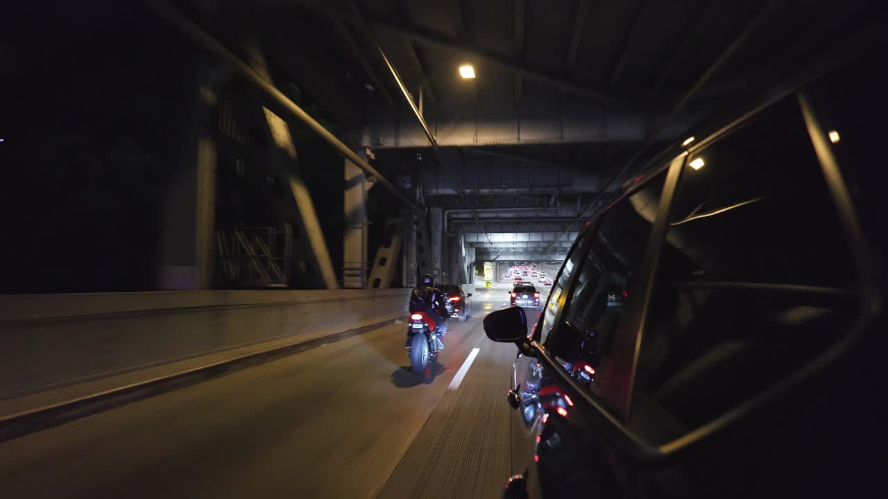 夜间，一辆电动汽车在灯火通明的旧金山海湾大桥隧道中驶向奥克兰。视频素材