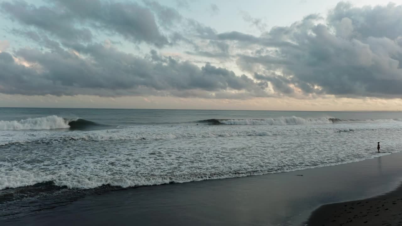 在多云的天气里，日落时分的海浪视频素材