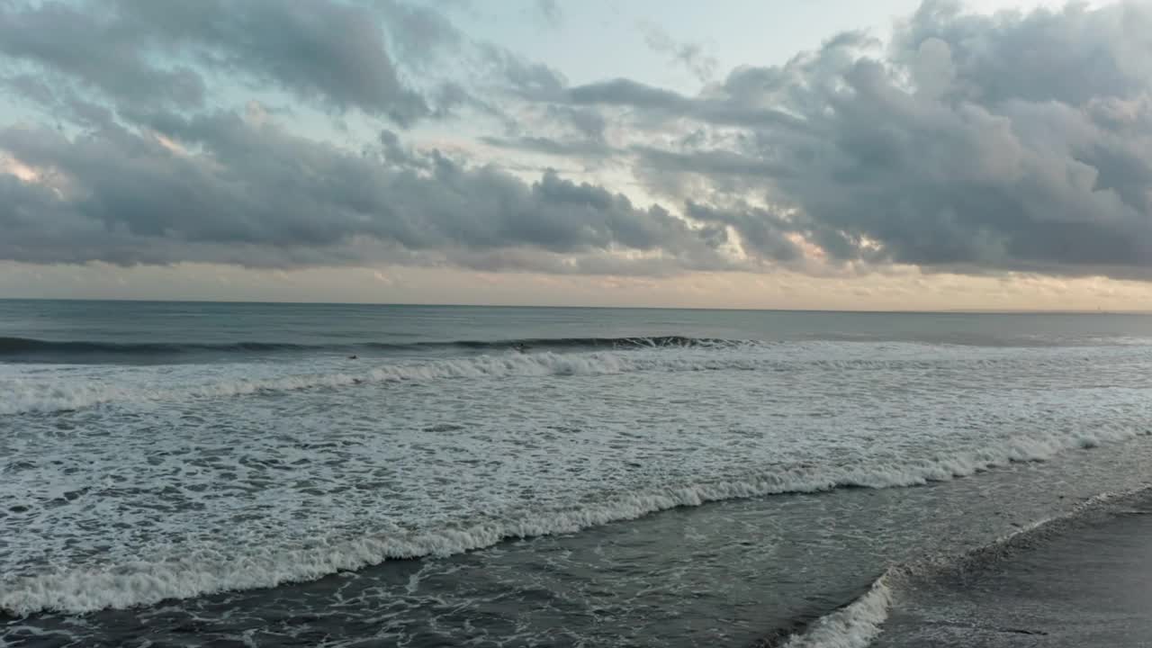 在多云的天气里，日落时分的海浪视频素材