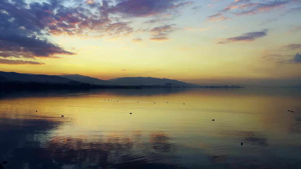 浪漫主义史诗《夕阳》中的海水视频素材