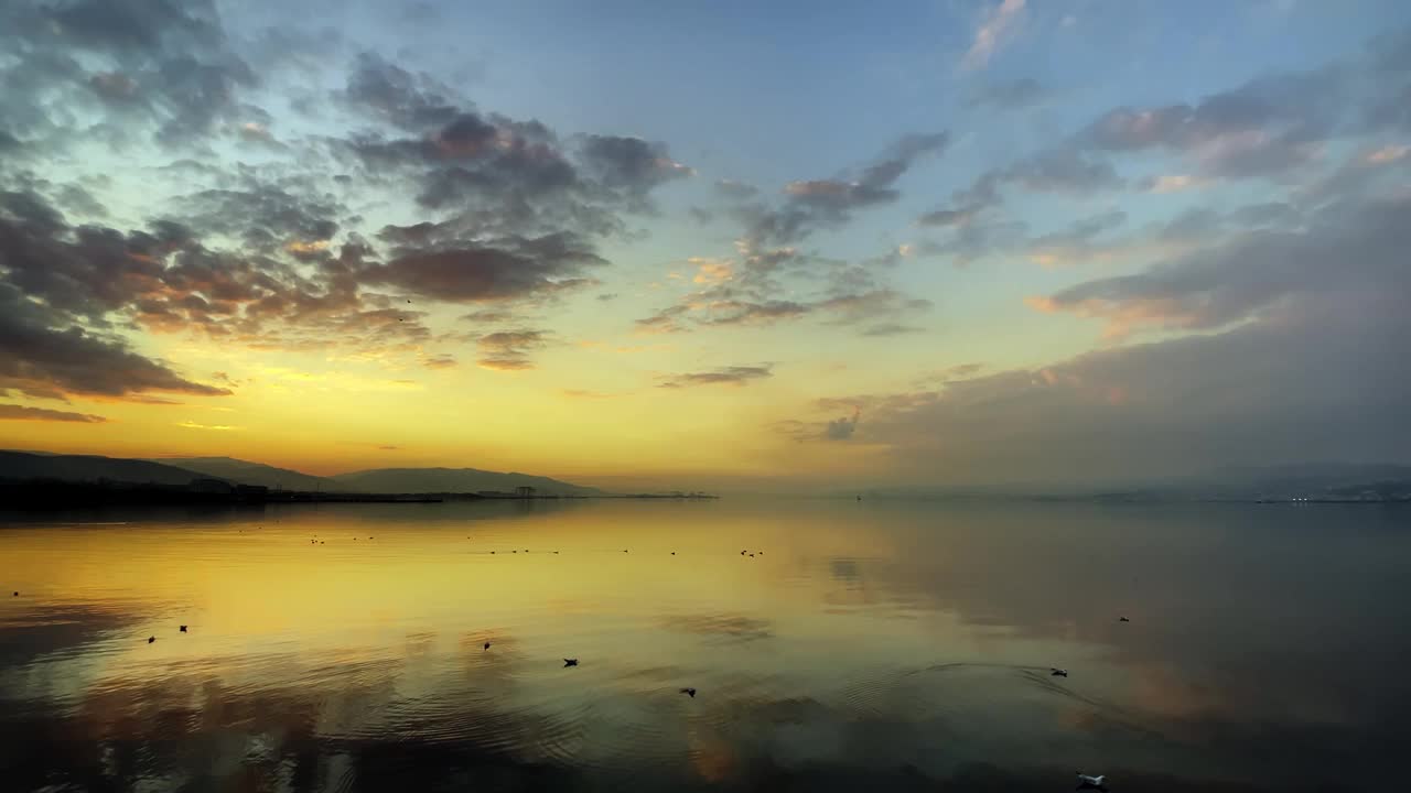 浪漫主义史诗《夕阳》中的海水视频素材