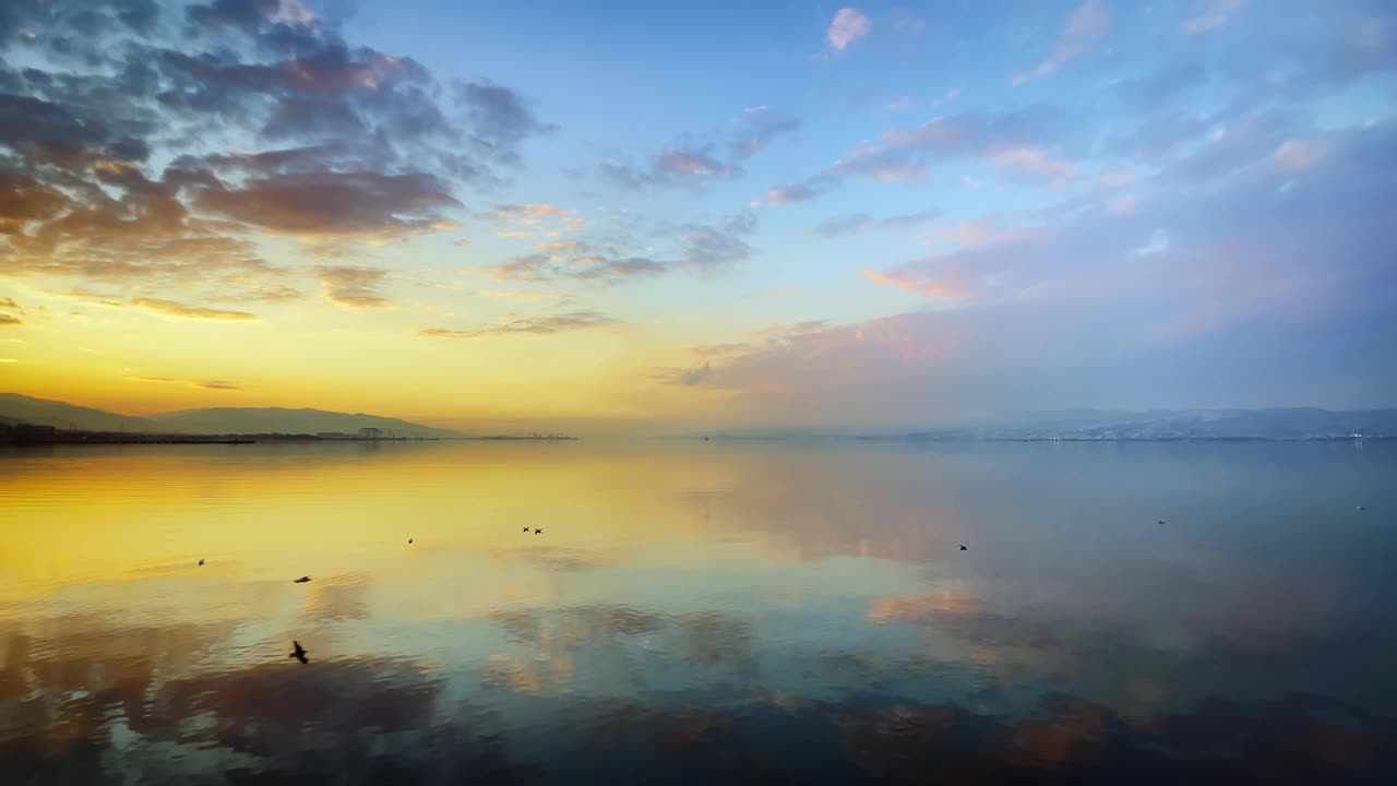 浪漫主义史诗《夕阳》中的海水视频素材