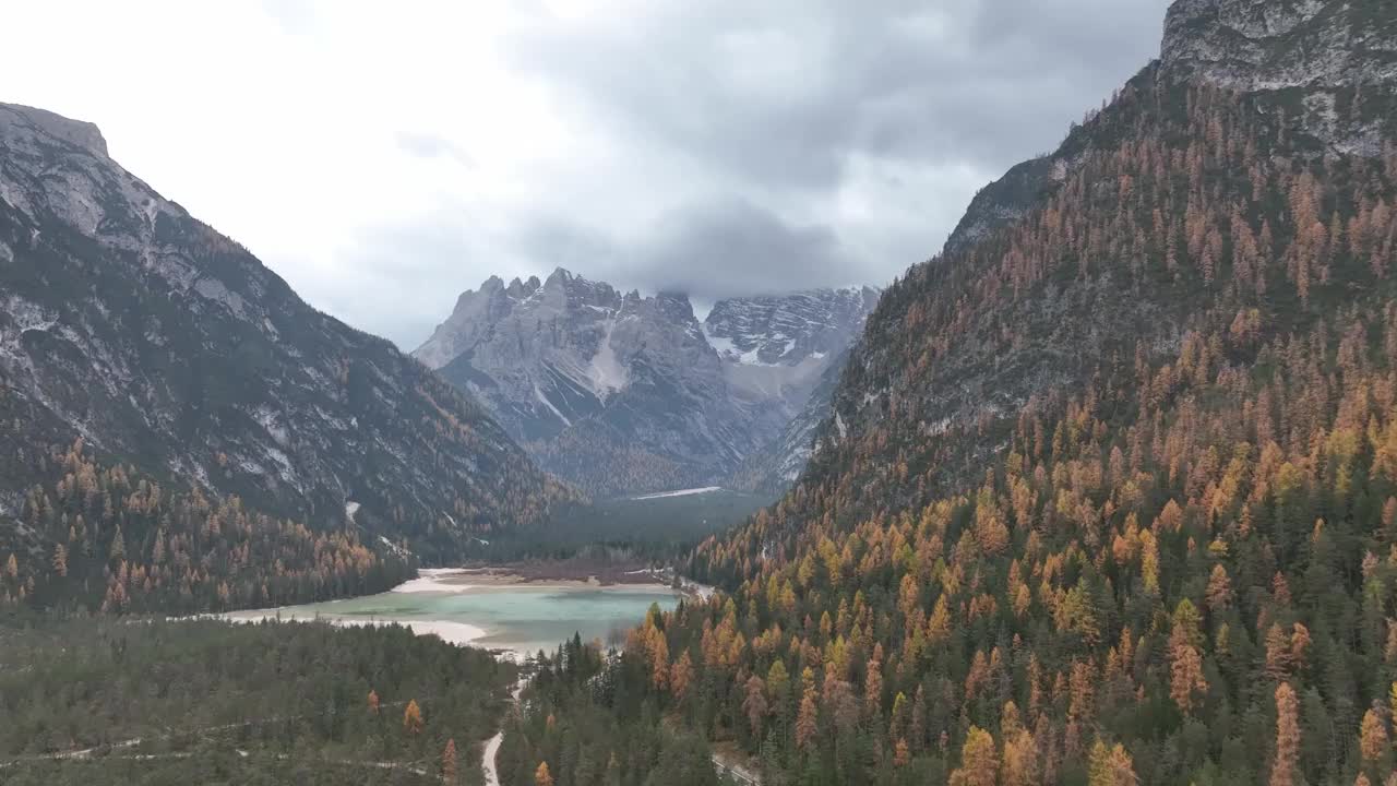 阴天山间的湖。视频素材