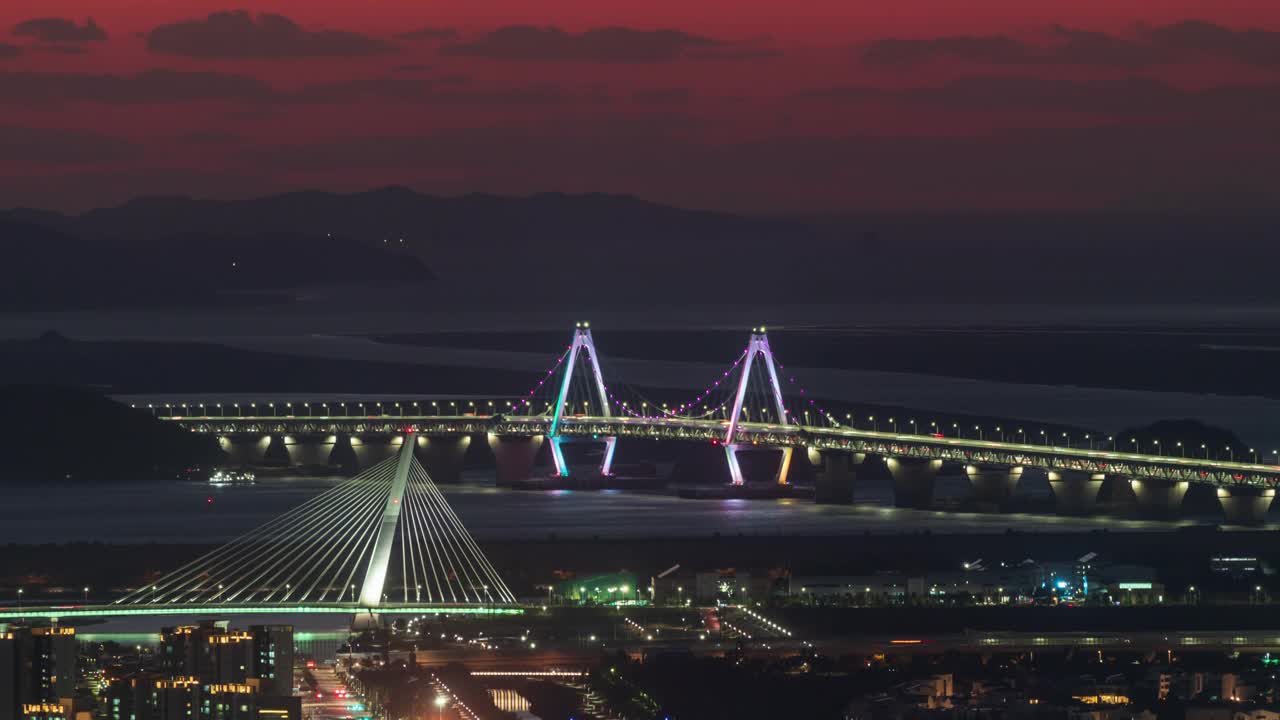 在西海附近的青罗国际城的天马山、天文台和永宗大桥的夜晚/韩国仁川视频素材