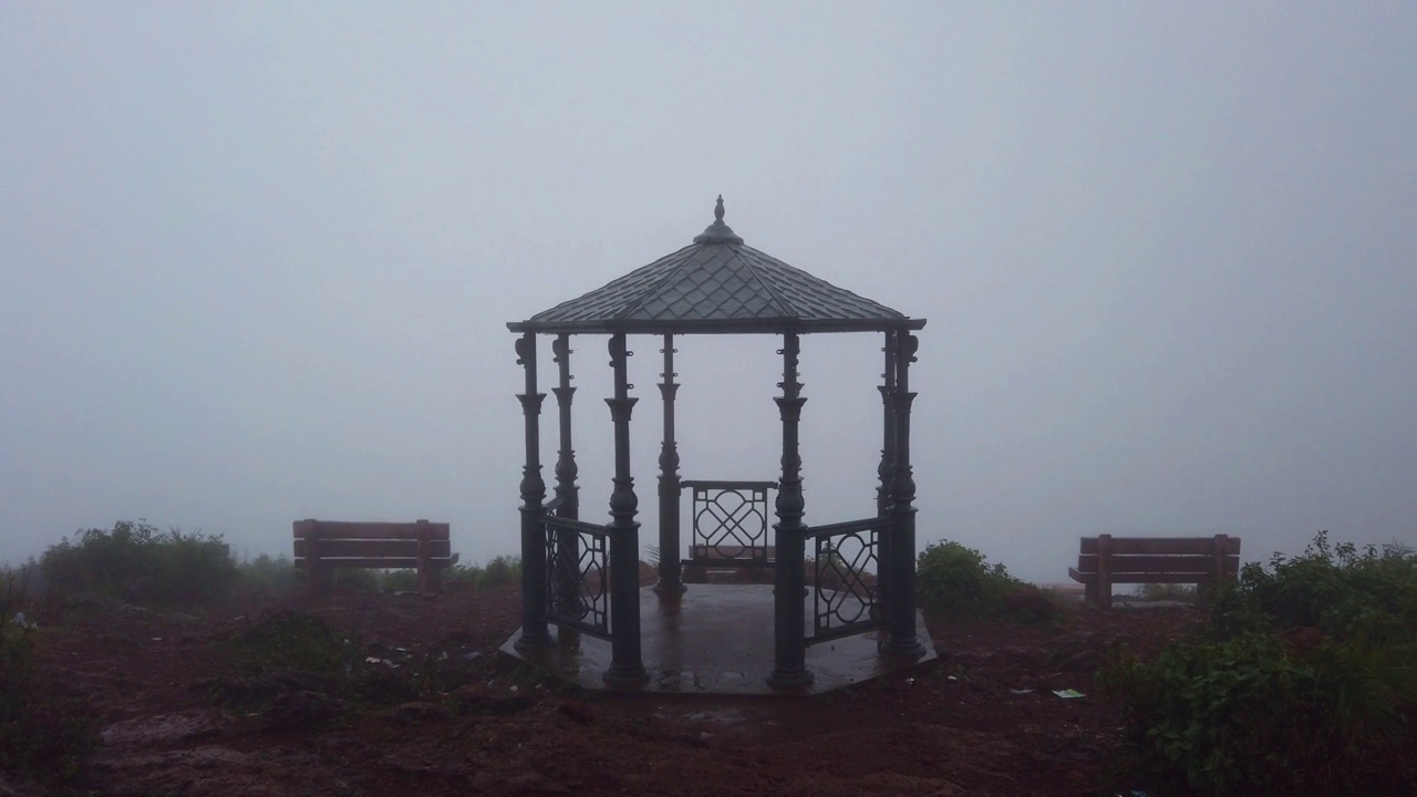 冬季雾期间，奥里萨邦koraput odisha的deomali山顶的美丽风景视频素材