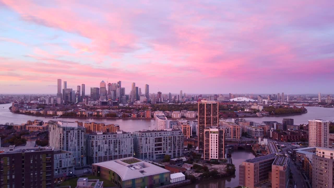 建立广角无人机拍摄日落时分的伦敦天际线，英格兰视频素材