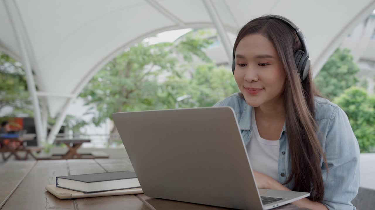 美丽的亚洲女性女学生会议团队的工作项目。微笑女孩快乐在线学习。在大学校园读书。画像女上国际亚大。教育，学习，学校视频素材