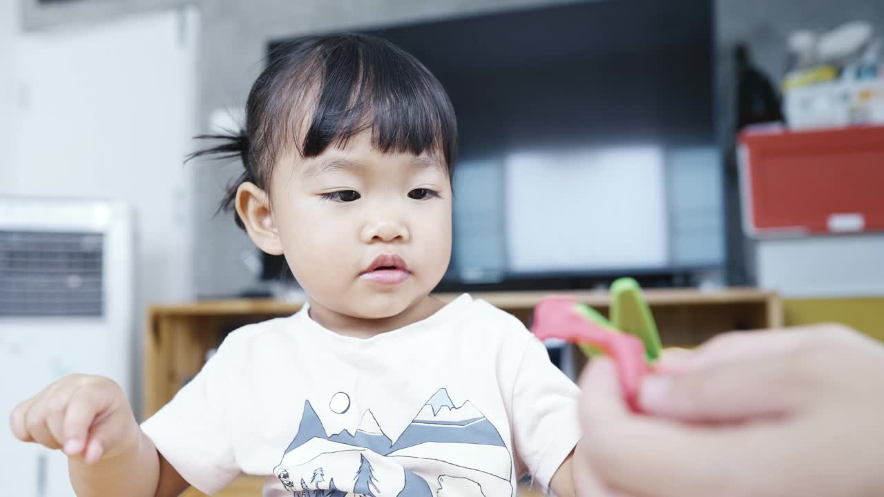 积极情绪亚洲幼童在家与母亲一起学习和玩红土蒙台梭利教育视频素材