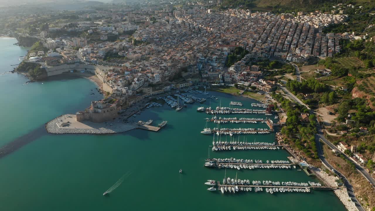 在意大利西西里岛的特拉帕尼省，Castellammare del Golfo海港镇与中世纪堡垒的鸟瞰图。视频素材