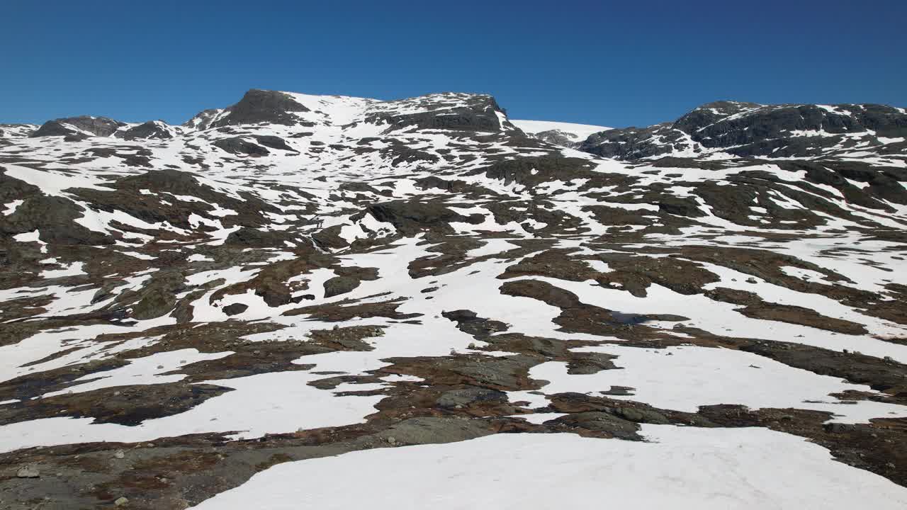 在挪威，湛蓝的天空下覆盖着白雪的山峰视频素材