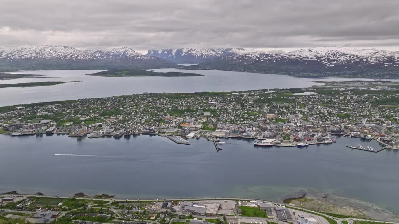 Tromsø Norway Aerial v15 high angle panoramic panning view capturing scenic snowy mountain landscape, tromsøya island and tromsdalen downtown cityscape - Shot with Mavic 3 Cine - June 2022视频素材