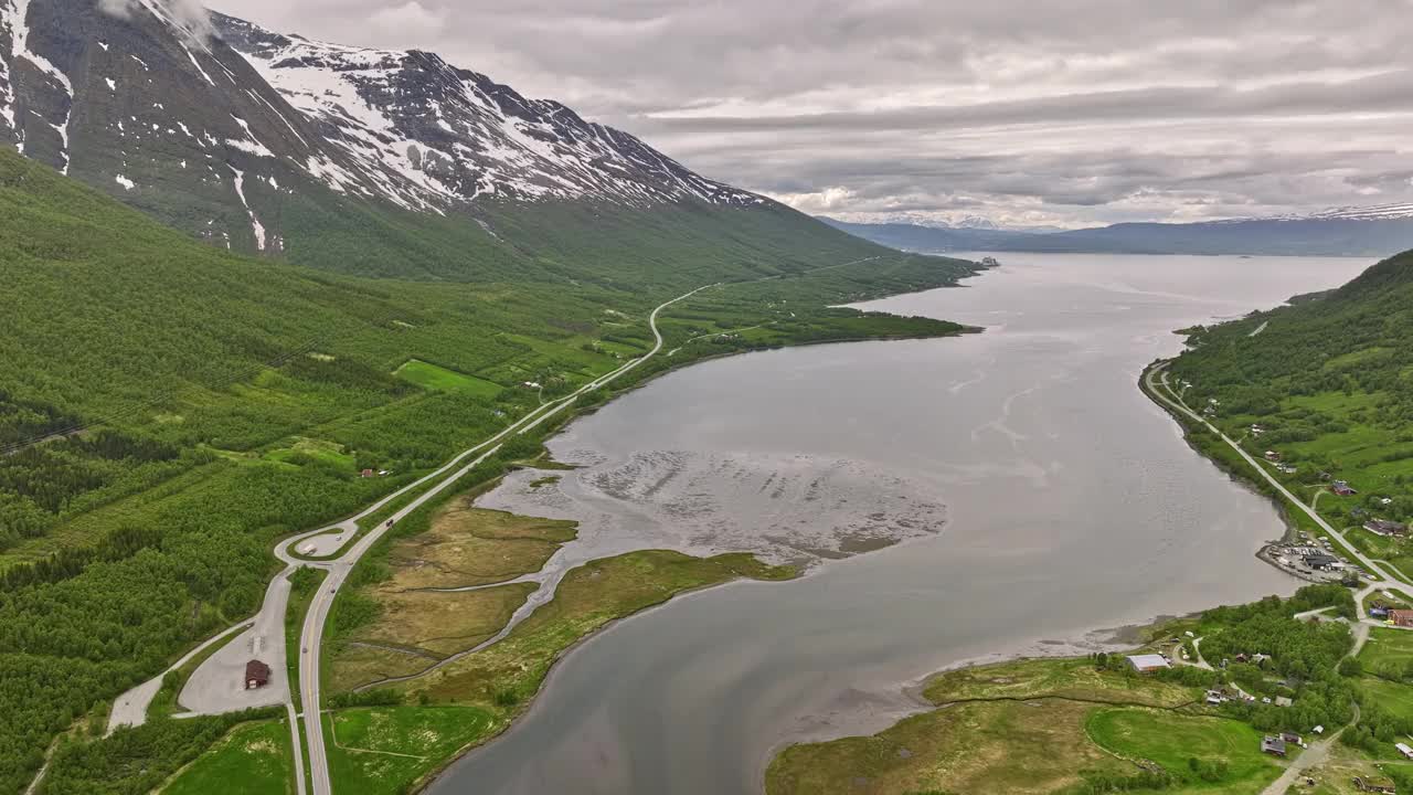 挪威Nordkjosbotn v3无人机飞越山谷之间的进水口，在阴天拍摄原始自然景观，山顶覆盖着雪-拍摄于Mavic 3 Cine - 2022年6月视频素材