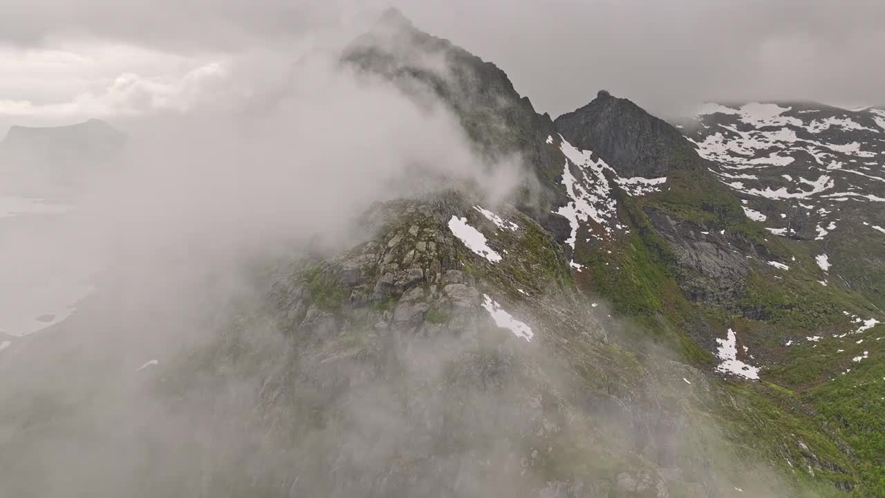 挪威Djevelporten航空v7电影视图无人机飞越山脉，岩石表面上的积雪，大气覆盖着一层厚厚的神秘雾-拍摄与Mavic 3电影- 2022年6月视频素材