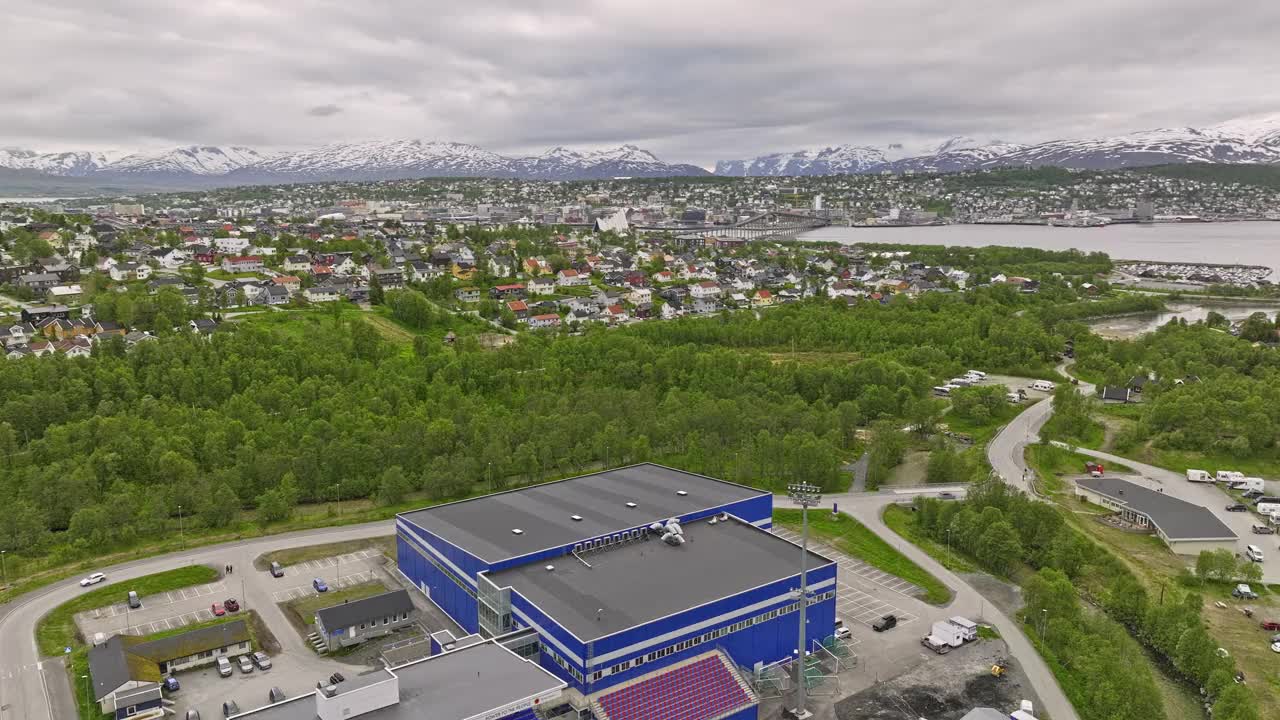 Tromsø Norway Aerial v23 flyover tromsdalen camping area, river leading to tromsoysundet strait and foothill residential neighborhood and storsteinen mountain - Shot with Mavic 3 Cine - June 2022视频素材