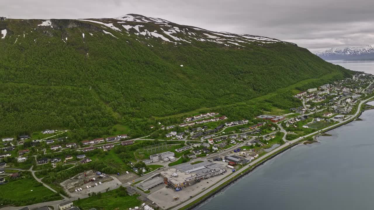 Tromsø Norway Aerial v4 drone flyover along european route e8 coastal drive across hjorten, reinen, gammelgården neighborhoods with mountainscape view - Shot with Mavic 3 Cine - June 2022视频素材