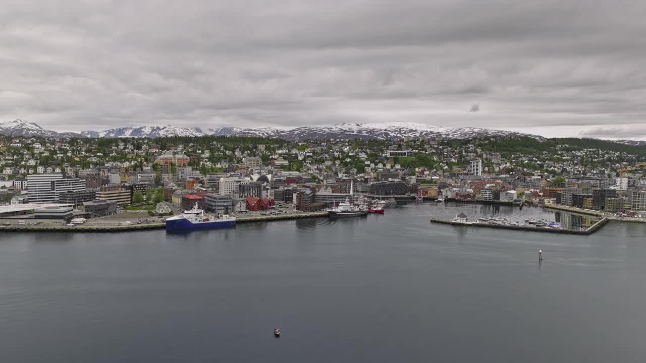 Tromsø Norway Aerial v12 low level flyover downtown area towards forhåpningen residential neighbourhood overlooking at prestvannet lake and international airport - Shot with Mavic 3 Cine - June 2022视频素材