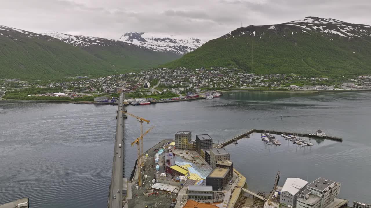 Tromsø Norway Aerial v13 low level drone flyover cantilever bridge leading to the landmark building arctic cathedral at tromsdalen valley in town center - Shot with Mavic 3 Cine - June 2022视频素材