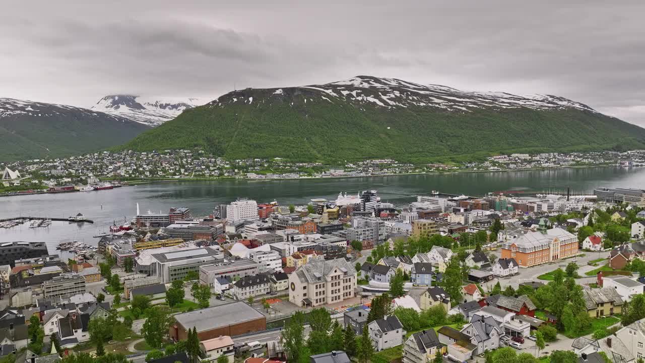 Tromsø Norway Aerial v1 drone flyover downtown capturing road bridge across tromsøysundet strait, overlooking at tromsdalen neighborhood with mountainscape view - Shot with Mavic 3 Cine - June 2022视频素材