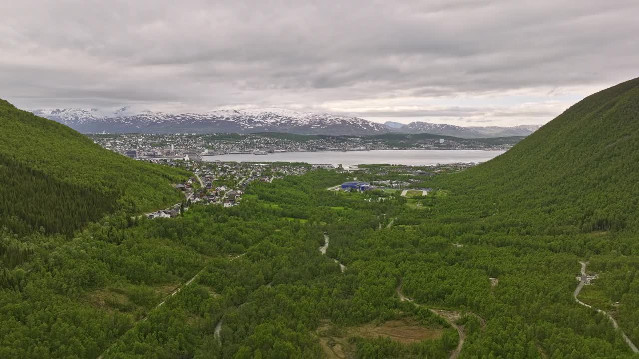 Tromsø Norway Aerial v22 dolly in drone flyover tromsdalen residential neighborhood at the valley towards tromsøysundet strait overlooking at mountainscape - Shot with Mavic 3 Cine - June 2022视频素材