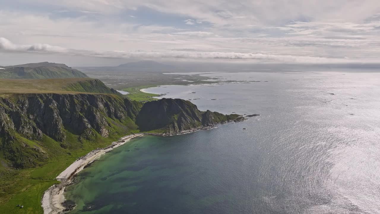 Stave Norway Aerial v16 breathtaking view flyover above måtind mountain overlooking at beautiful høyvika bay, coastal cliff terrain and rocky mountainscape - Shot with Mavic 3 Cine - June 2022视频素材