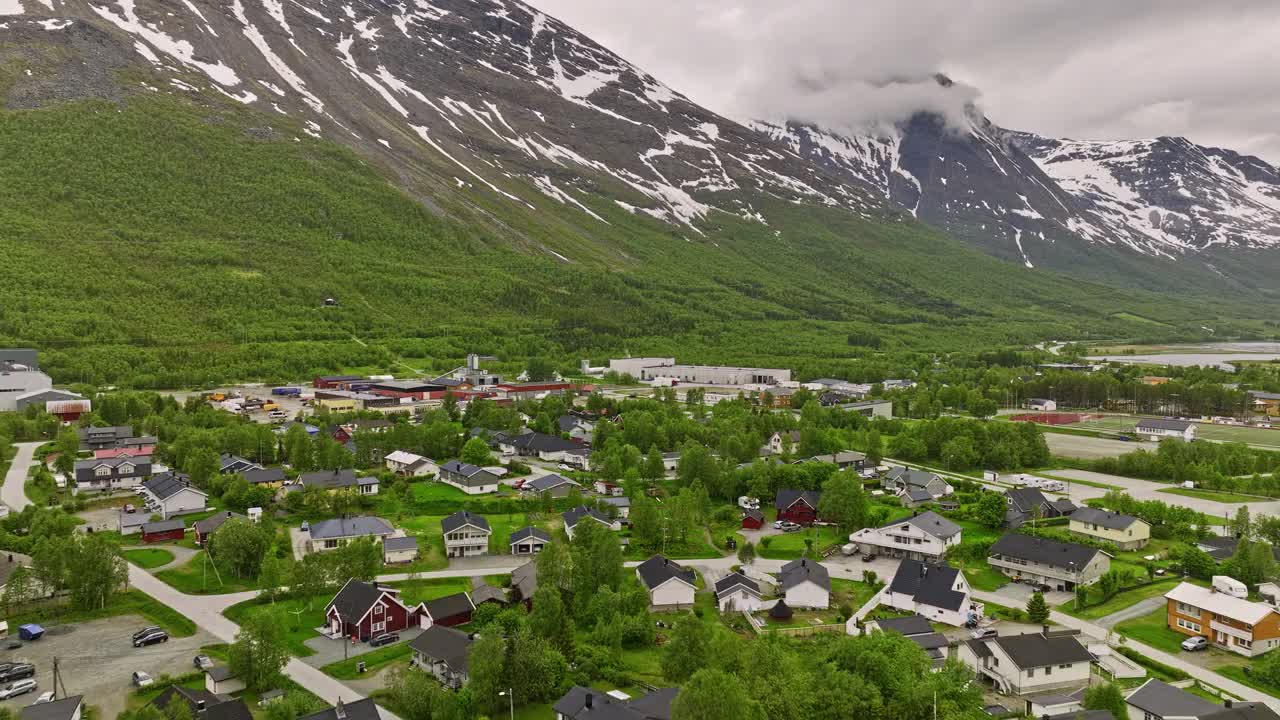 挪威Nordkjosbotn航拍v2电影飞越小村庄小镇，捕捉被山谷包围的住宅区，俯瞰入口峡湾-用Mavic 3电影拍摄- 2022年6月视频素材