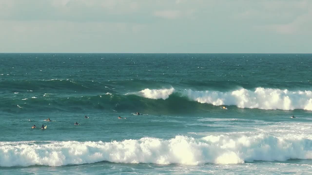 毛伊岛,夏威夷。冲浪者乘坐强大的海浪在毛伊岛北岸在夏威夷。视频素材