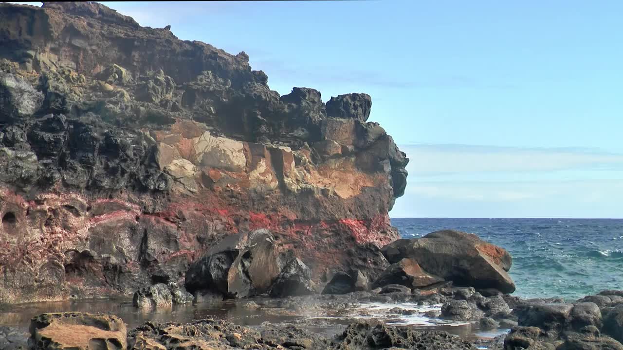 夏威夷海洋上的海洋间歇泉。水喷泉从岩石间的洞中喷出，溅起周围的岩石景观。夏威夷毛伊岛，海浪汹涌，浪花四溅。自然现象视频素材