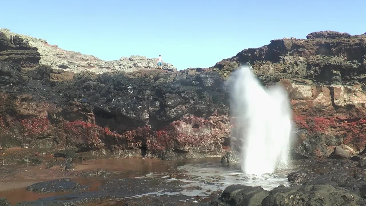 夏威夷海洋上的海洋间歇泉。水喷泉从岩石间的洞中喷出，溅起周围的岩石景观。夏威夷毛伊岛，海浪汹涌，浪花四溅。自然现象视频素材